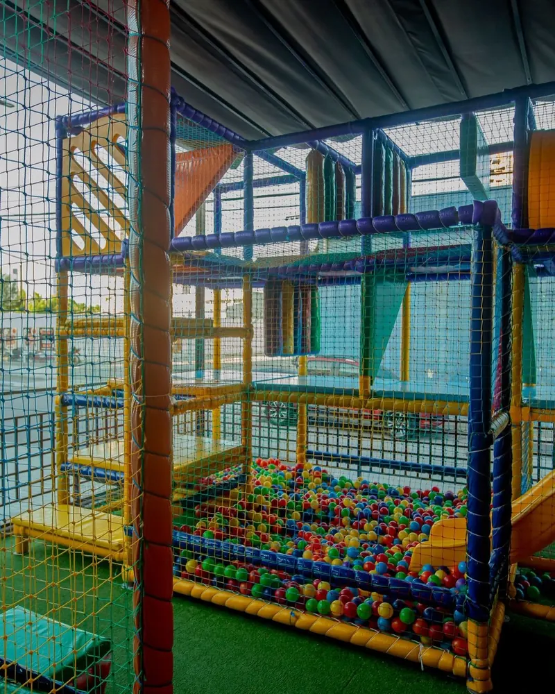 Espaço kids com piscina de bolinhas